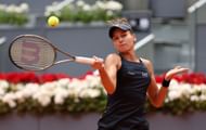 Veronika Kudermetova in action against Jessica Pegula at the 2023 Madrid Open.